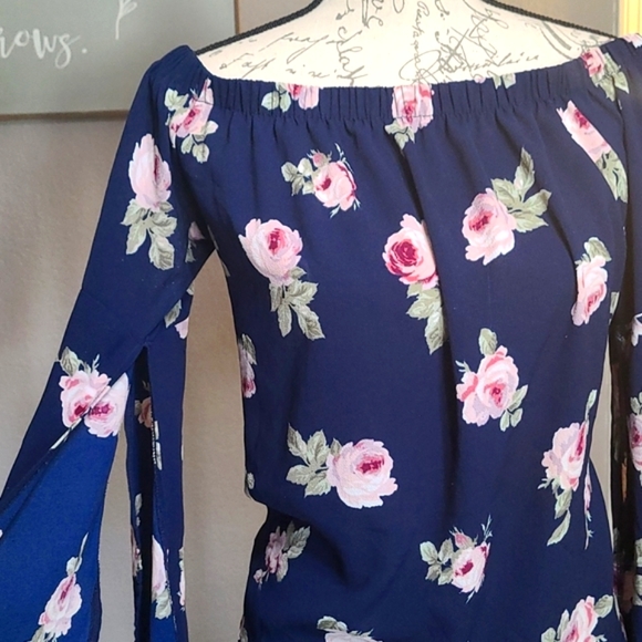 Ultra Flirt Floral Flowy Cold Shoulder Top - Picture 3 of 4